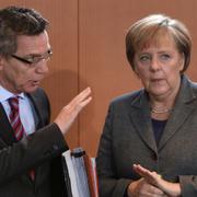 Tysklands inrikesminister Thomas de Maizière och Angela Merkel.