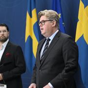 Kristdemokraternas rättspolitiska talesperson Torsten Elofsson (KD), Sverigedemokraternas partiledare Jimmie Åkesson (SD), justitieminister Gunnar Strömmer (M) och jämställdhets- och biträdande arbetsmarknadsminister Paulina Brandberg (L) presenterar satsningar inom rättsväsendet under en gemensam pressträff på onsdagen. 