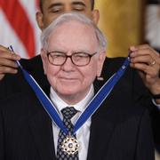 Warren Buffett när han tilldelades presidentens frihetsmedalj av Barack Obama år 2010.
