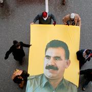 Arkivbild. Demonstranter med en bild på den fängslade PKK-ledaren Abdullah Öcalan.