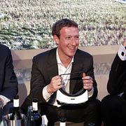 Mark Zuckerberg med VR-glasögon i handen.