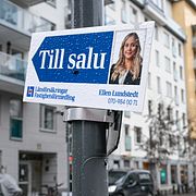 Mäklarskylt i Stockholm, arkivbild.