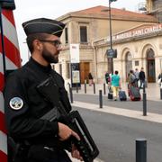 En polis utanför järnvägsstationen i Marseille efter knivattacken. 