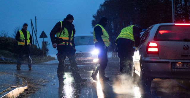 Polska poliser nära nedslagsplatsen i tisdags. Evgeniy Maloletka / AP