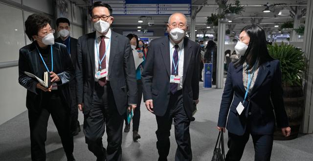 Kinas chefsförhandlare Xie Zhenua näst längst till höger. Alastair Grant / TT NYHETSBYRÅN
