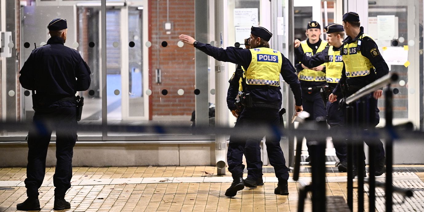 Polisen på plats vid en skola i Älvsjö i södra Stockholm, 16 oktober.