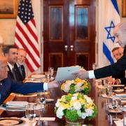 Netanyahu lämnar över ett bred till Trump i Vita huset.