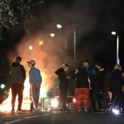 Lojalister blockerar en gata i norra Belfast under natten mot lördag. 