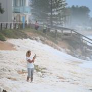 Regn och blåst i Collaroy norr om Sydney på måndagen.