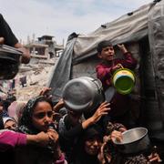 Palestinska barn i en matkö i Gaza. 
