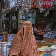 En kvinna handlar på en marknad i Peshawar, Pakistan.