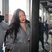 Rihanna på plats i domstolen.