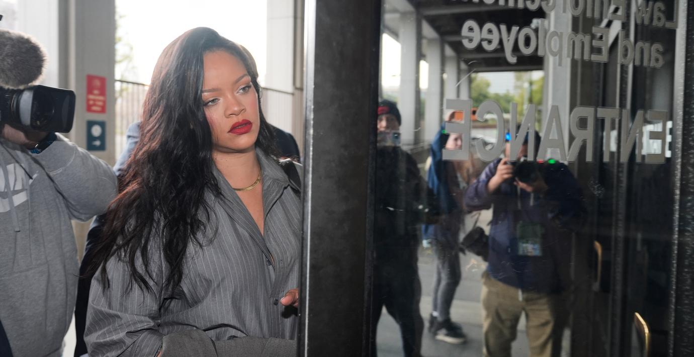 Rihanna på plats i domstolen.