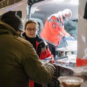 Frivilliga vid den tyska Johanniterorden delar ut mat till hemlösa i Hannover.