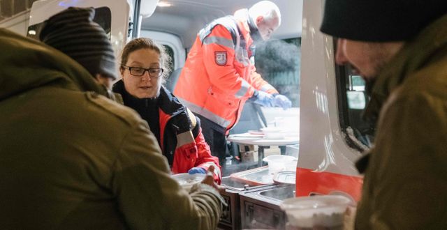Frivilliga vid den tyska Johanniterorden delar ut mat till hemlösa i Hannover. OLE SPATA / dpa