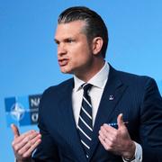 Pete Hegseth håller pressträff i lunchpausen.