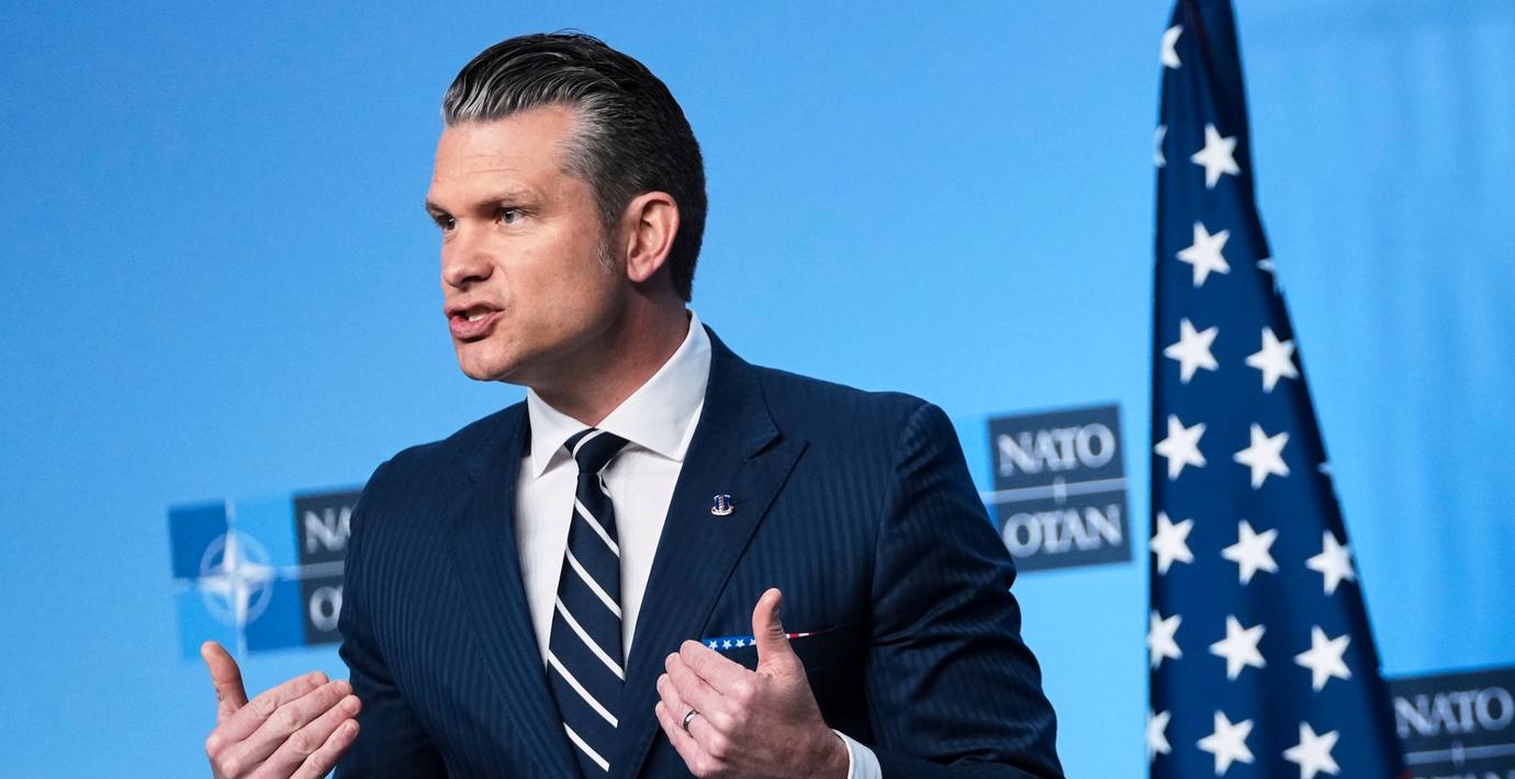 Pete Hegseth håller pressträff i lunchpausen.