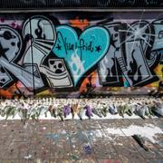 Blommor, ljus och meddelanden vid klotterväggen på parkeringshuset Anna i centrala Malmö på söndagen efter att 18-åringen hittats skjuten. 