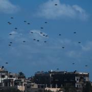 Airdrops över Gaza under söndagen.