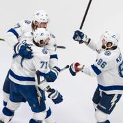 Tampa Bays Victor Hedman (77) firar sitt mål.