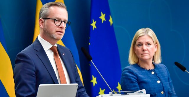 Mikael Damberg och statsminister Magdalena Andersson vid en pressträff. Jonas Ekströmer/TT