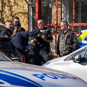 Polis och kriminaltekniker på plats på Södra Gulsparvsgatan i Malmö.