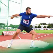 Daniel Ståhl i herrarnas diskus under friidrotts-SM på Uppsala friidrottsarena på lördagen.