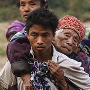 Civila flyr över en flod i norra Burma. 