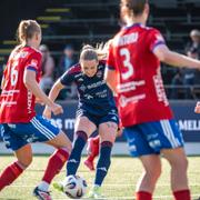 Emma Jansson omringad av Vittsjöspelare. 