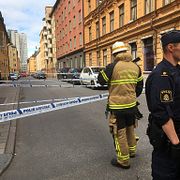 En lastbil har kraschat in i flera andra bilar på Bondegatan på Södermalm 