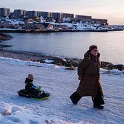 En kvinna och hennes barn i Nuuk på Grönland.
