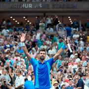 Novak Djokovic firar nattens seger.