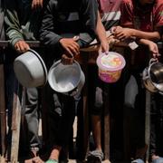 Palestinier väntar på matutdelning i Khan Yunis.