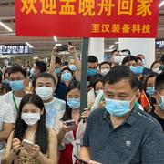 En folkmassa hade samlats på flygplatsen för att ta emot Meng Wanzhou i Shenzhen på lördagen. 