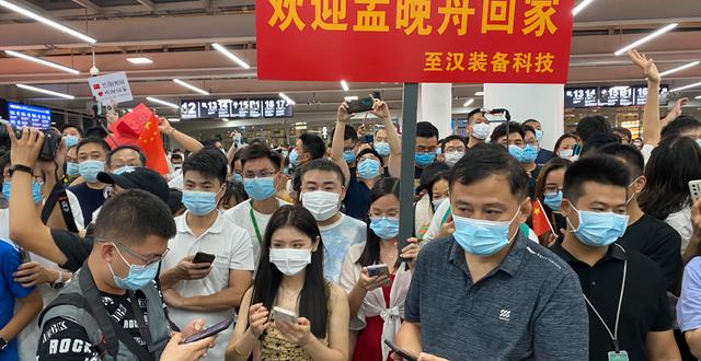 En folkmassa hade samlats på flygplatsen för att ta emot Meng Wanzhou i Shenzhen på lördagen.  Ng Han Guan / TT NYHETSBYRÅN