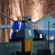 Trump besökte militärbasen Al Udeid som Iran skickade robotar emot så sent som förra månaden.