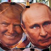 Ansiktsmasker som föreställer USA:s president Donald Trump och Ryssland Vladimir Putin i en souvenirbutik i St Petersburg, Ryssland, den 20 januari 2025. 