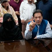 Imran Khan och hans fru Bushra Bibi i rättsalen i Lahore, Pakistan, i juli 2023. 