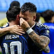 Lionel Messi kramar om Lautaro Martinez.