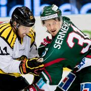 Brynäs Kevin Clark och Frölundas Nicklas Lasu under söndagens semifinal 1 i bäst av 7 mellan Frölunda och Brynäs i SM-slutspelet i ishockey i Scandinavium.