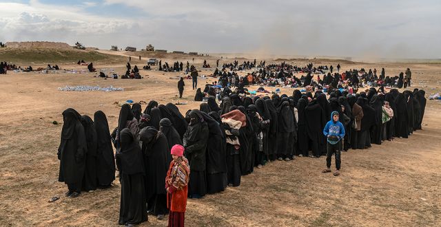 Civila evakueras från IS-kontrollerat område i Syrien.  BULENT KILIC / AFP