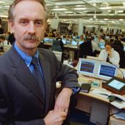 STOCKHOLM 4.1.1999 - Jan Häggström, chefsanalytiker på Handelsbankens valutabörs i Stockholm, kommenterade första dagens handel med den nya valutan euro.