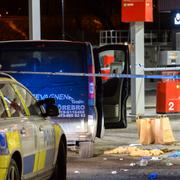 Polis och avspärrningar kring en hyrbil med kulhål i på en bensinmack i Fittja där mannen hittades.