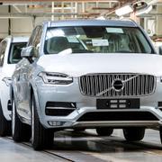 Arkivbild: Monteringsfabriken på Volvo i Torslanda i Göteborg. Färdiga bilar, längst fram en XC90.