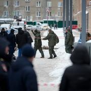 Polis och förbipasserande på platsen där Kirillov dödades på tisdagen.