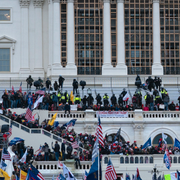 Bilder från 6 januari 2021. Trump talade framför Vita huset och Kapitolium stormades.