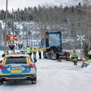 Ett pendeltåg och en lastbil har krockat öster om Uddevalla.