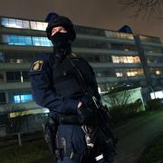 Polis framför polishuset i Rosengård. Arkivbild.