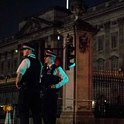 Poliser på vakt utanför Buckingham Palace efter nattens incident.