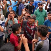 Palestinier firar fredsavtalet i centrala Gaza.  